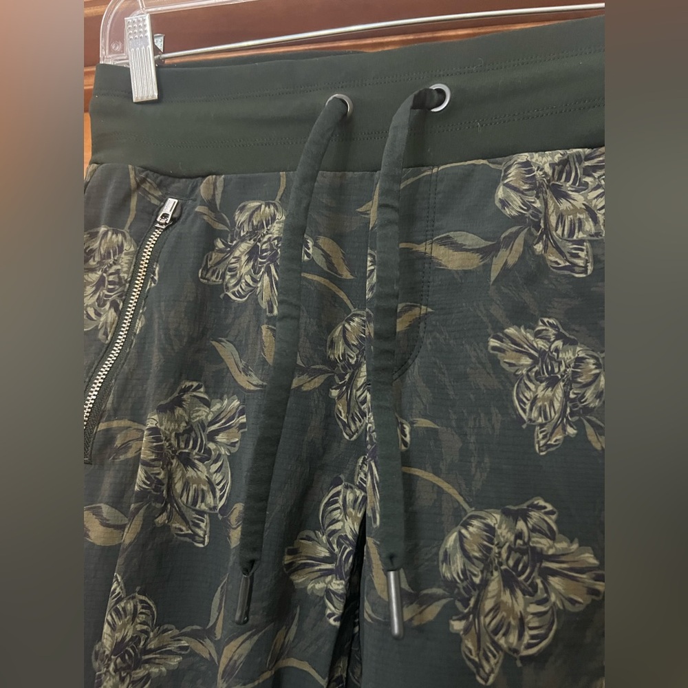 Athleta Trekkie North Printed Jogger Size 2 - Picture 4 of 10